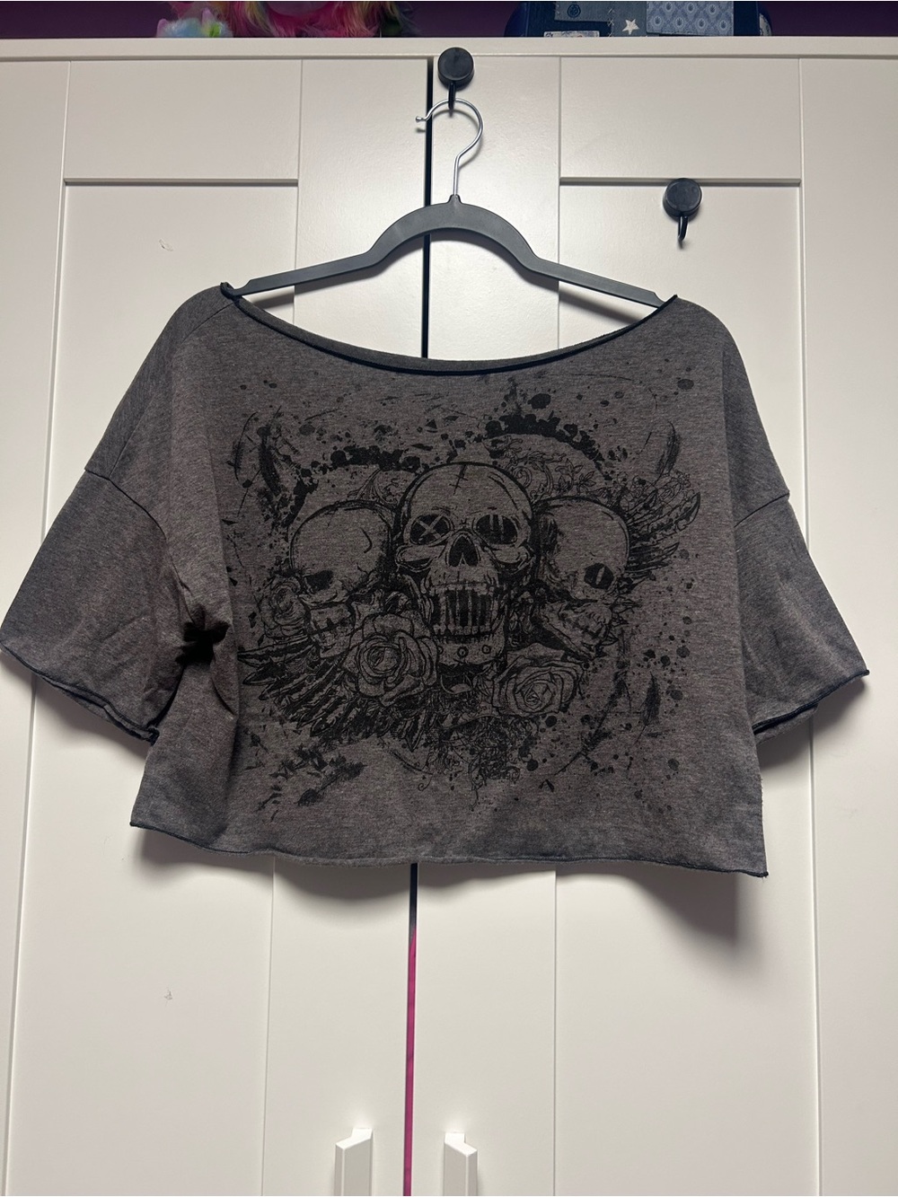 ROMWE Gray Cropped Tee with Black Skull Graphic